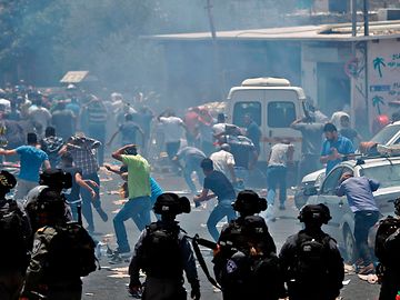 Um palestiniano morto e dezenas de feridos em confrontos em Jerusalém Oriental