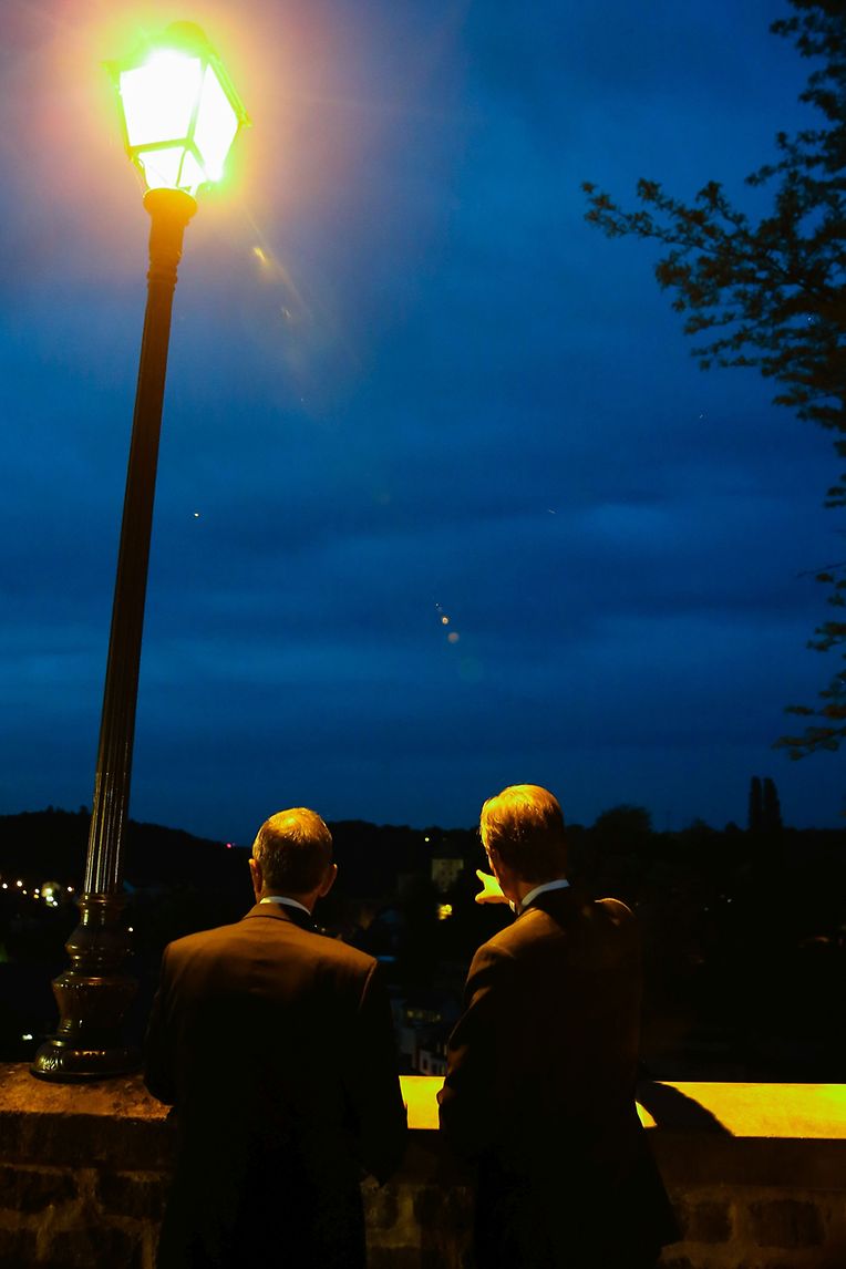 O Presidente da República de Portugal, Marcelo Rebelo de Sousa (E), é acompanhado pelo Grão Duque Henrique (D) do Luxemburgo num curto passeio pelas ruas da cidade, 22 de maio de 2017. Marcelo Rebelo de Sousa encontra-se no Luxemburgo para uma visita oficial de 3 dias. JOÃO RELVAS/LUSA