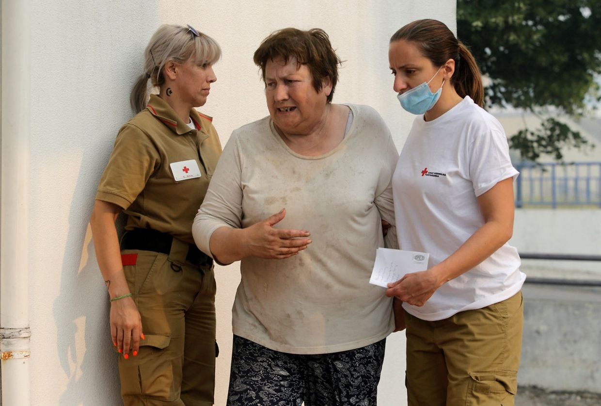 Une femme prise en charge par le personnel de la Croix Rouge à Figueiro dos Vinho, lundi.