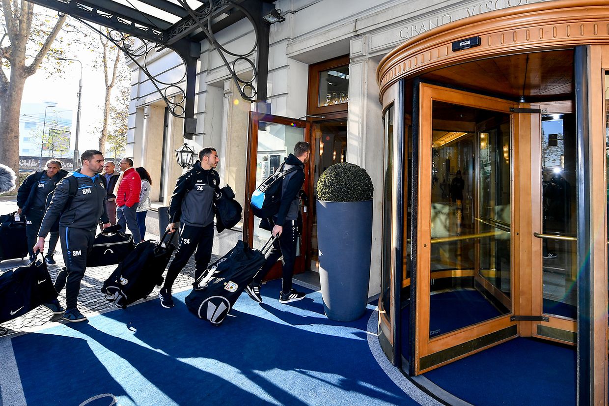 Die Spieler bei der Ankunft im Hotel in Mailand.