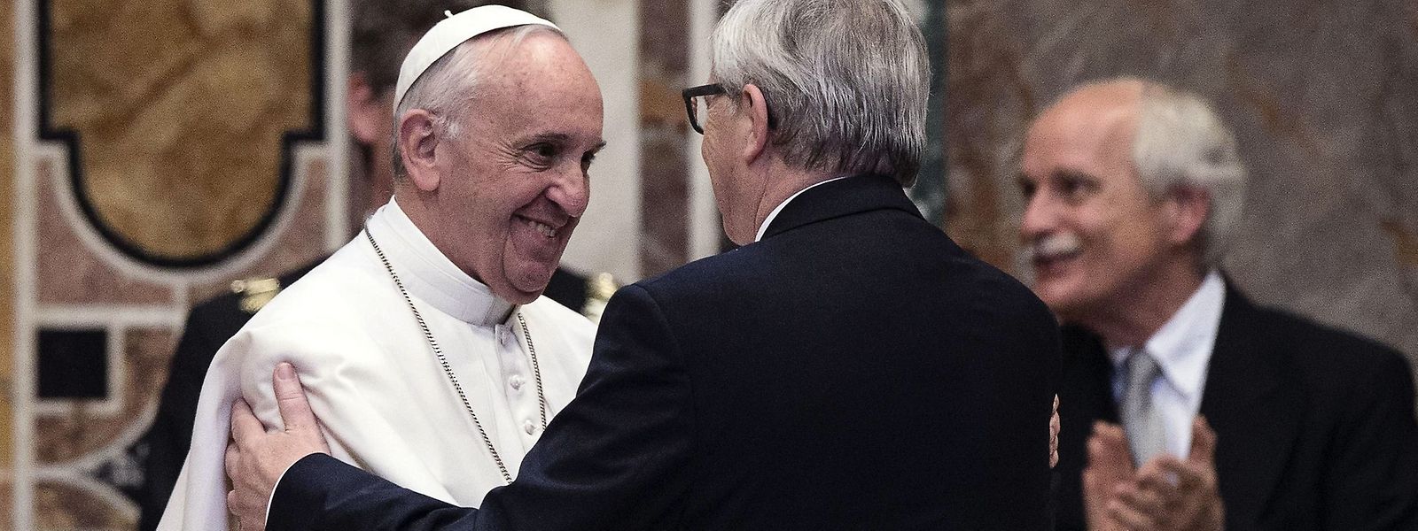 Franziskus ist der erste Papst, der den Karlspreis regulär bekommt. Hier gratuliert ihm Jean-Claude Juncker.