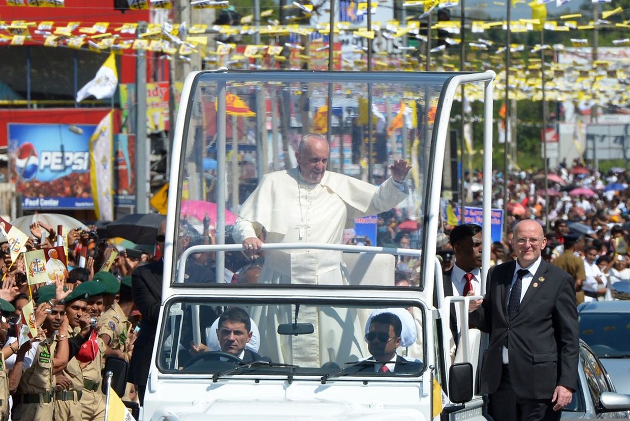 Bei seiner Ankunft in Colombo wurde Papst Franziskus begeistert begrüßt.