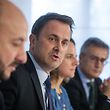 Formateur Xavier Bettel (2.v.l.) und die Verhandlungsdelegation von LSAP, DP und déi Gréng bei der Vorstellung des Koalitionsabkommens.