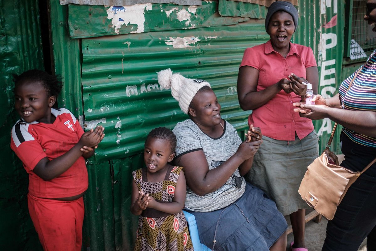 Freiwillige einer NGO bringen Einwohner in einem Slum in Nairobi bei, wie sie sich richtig die Hände waschen. 
