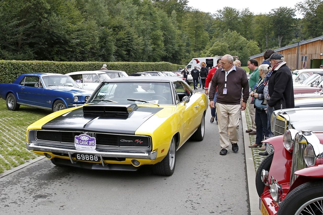Fachsimpeln über die Autokostbarkeiten: Die Oldtimer-Tour zeigt nicht nur Raritäten, sondern ist auch der Anlaufpunkt für die Experten. 