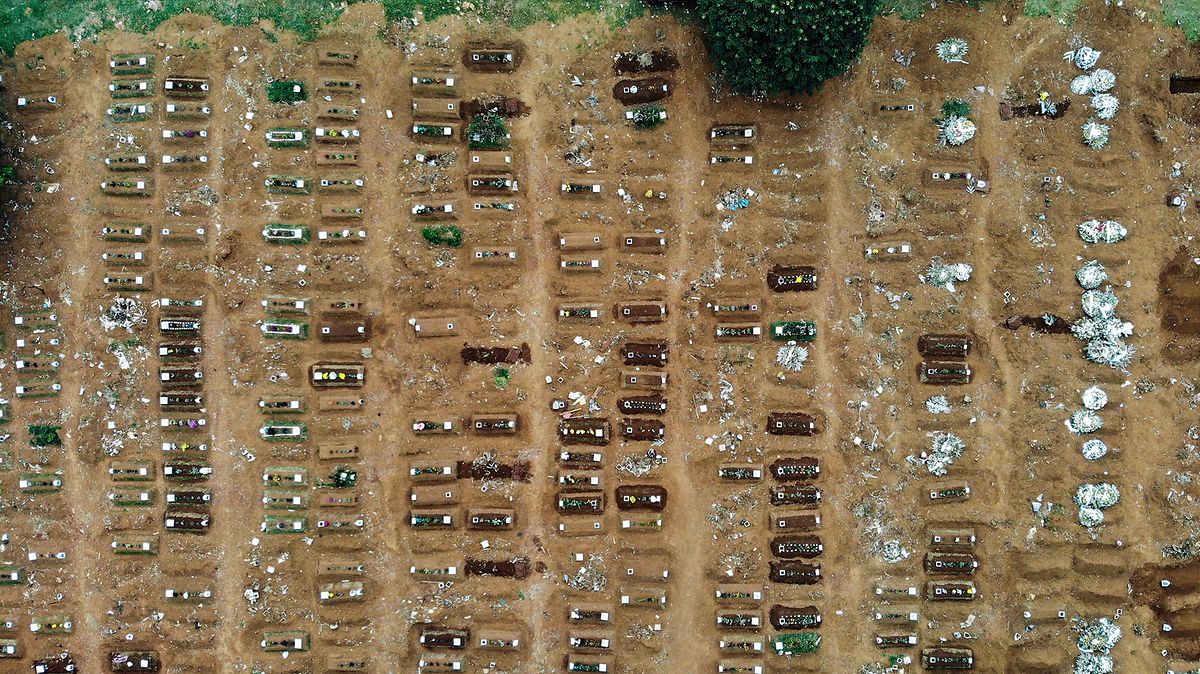São Paulo: Luftblick auf neue Gräber im Friedhof Vila Formosa. São Paulo, eine der größten Städte Lateinamerikas, ist auch eine der Städte Brasiliens mit den meisten Corona-Toten.