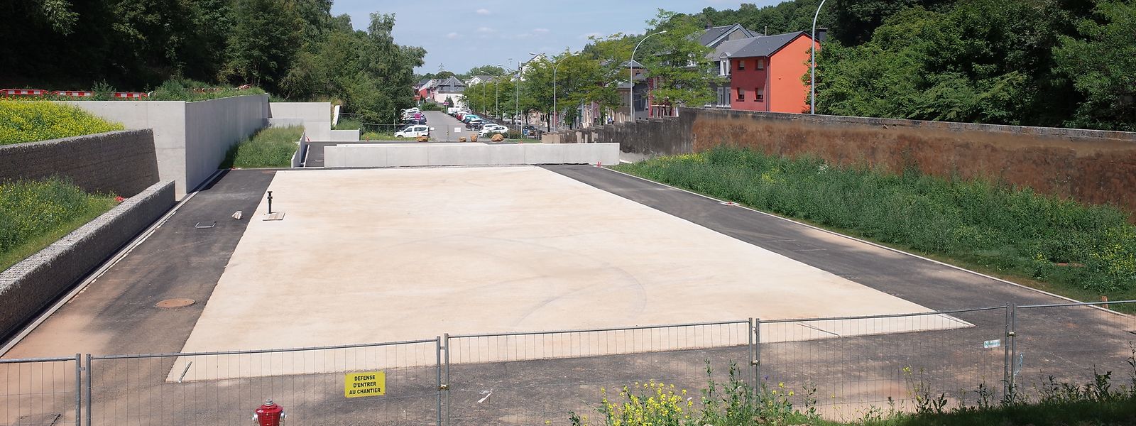 Der Standort am Quai Neudorf ist fertig vorbereitet. Nach den Sommerferien soll die eigentliche Struktur des Flüchtlingsheims montiert werden.