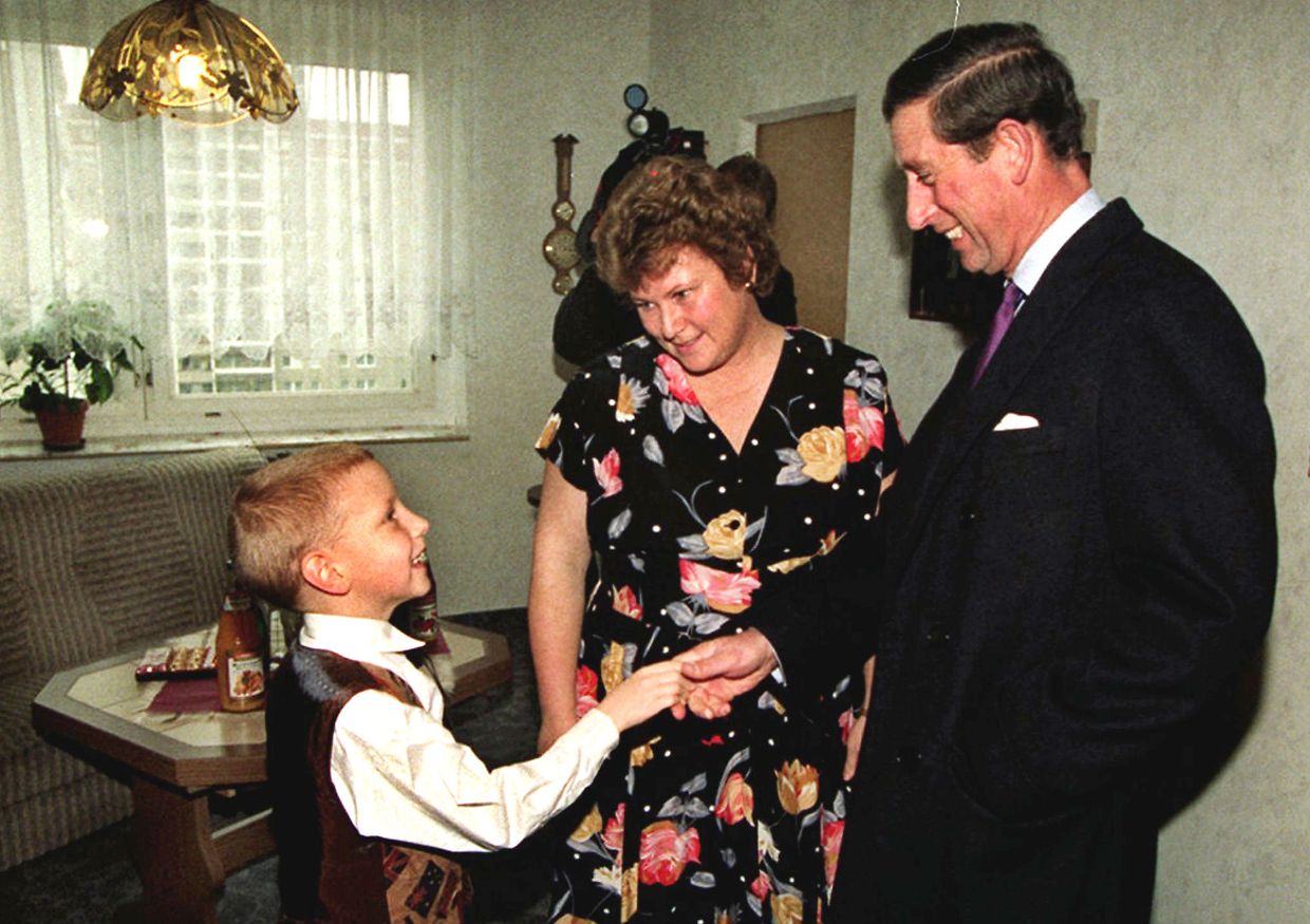 1995: Neben Mutter Eva-Maria reicht der damals siebenjährige Christian Kunz dem damaligen britischen Thronfolger Prinz Charles zur Begrüßung in ihrer Wohnung in der Plattenbau-Siedlung die Hand.