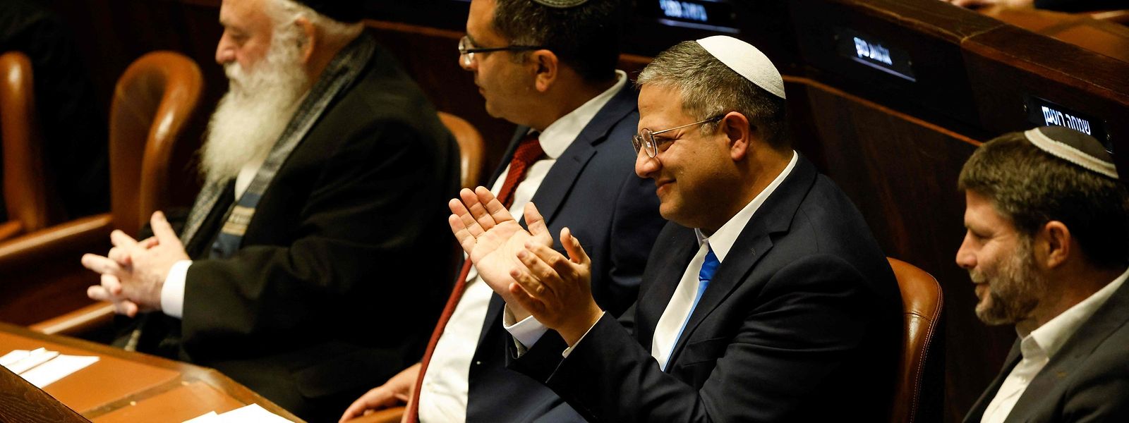 Die Vertreter des rechten Flügels im Knesset, Itamar Ben-Gvir (2. v. r.) und Bezalel Smotrich (r.), wohnten der Vereidigung der neuen Regierung während der Parlamentssitzung am Donnerstag bei. 