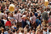 ARCHIV - 22.09.2018, Bayern, München: Wiesnbesucher feiern auf dem Oktoberfest in einem Bierzelt. Bayerns Ministerpräsident M. Söder (CSU) sieht wegen der Corona-Pandemie das Oktoberfest in diesem Jahr in akuter Gefahr. (zu dpa "Söder kann sich wegen Corona ein Oktoberfest 2020 «kaum vorstellen») Foto: Angelika Warmuth/dpa +++ dpa-Bildfunk +++