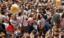 ARCHIV - 22.09.2018, Bayern, München: Wiesnbesucher feiern auf dem Oktoberfest in einem Bierzelt. Bayerns Ministerpräsident M. Söder (CSU) sieht wegen der Corona-Pandemie das Oktoberfest in diesem Jahr in akuter Gefahr. (zu dpa "Söder kann sich wegen Corona ein Oktoberfest 2020 «kaum vorstellen») Foto: Angelika Warmuth/dpa +++ dpa-Bildfunk +++