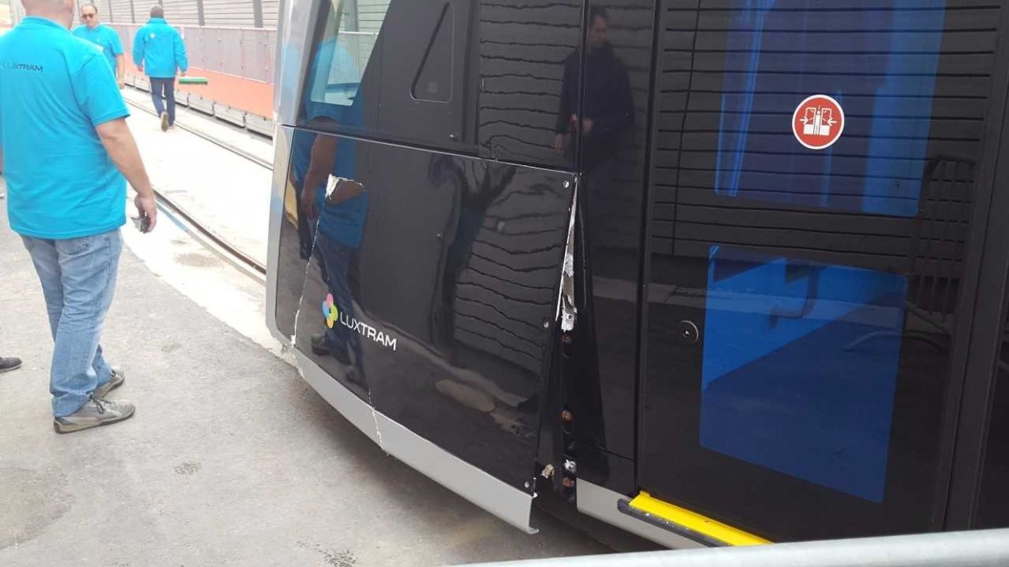 Unglück bei Jungfernfahrt: Tram bleibt am roten Teppich hängen.