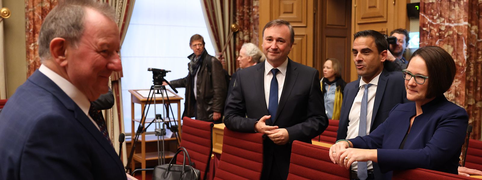 Vor der Vorstellung ihres Etatentwurfs für 2023: Finanzministerin Yuriko Backes im Gespräch mit ihren Parteikollegen Fernand Etgen, André Bauler und Max Hahn (v.l.n.r.)