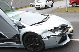 L'avant de la voiture de sport a également percuté la rambarde de sécurité.