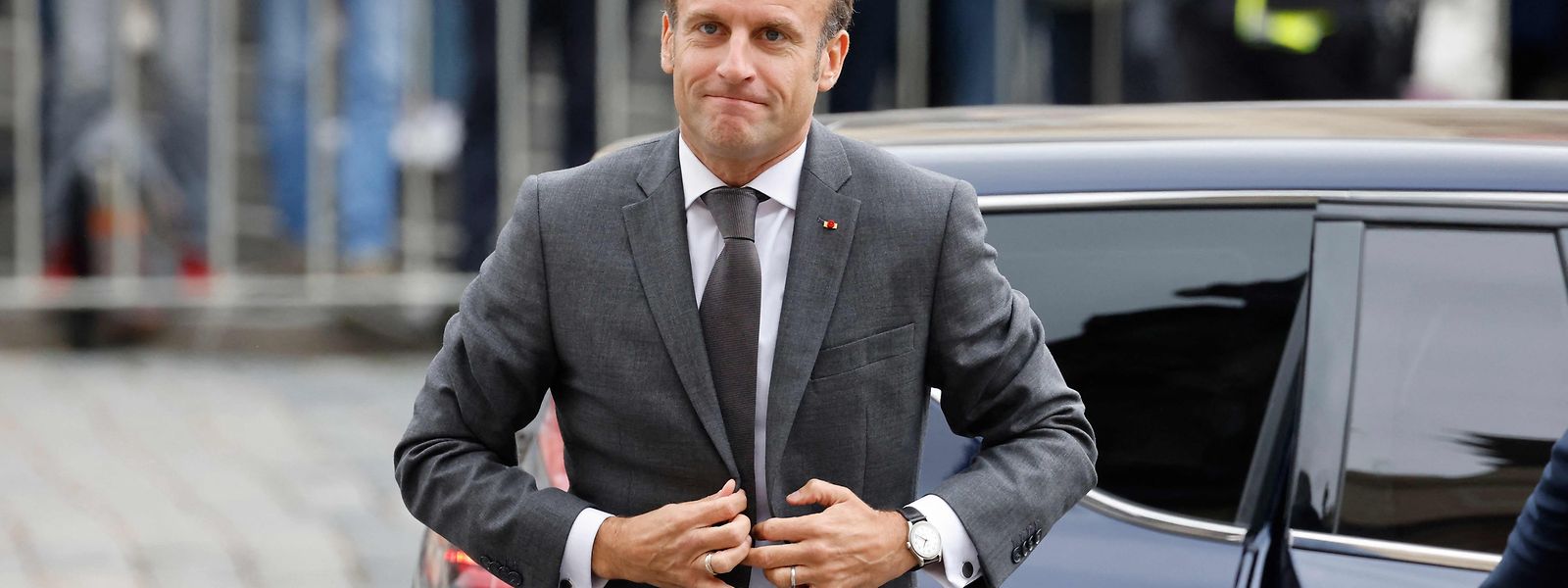 Emmanuel Macron kommt in Prag an, wo sich die „Europäische Politische Gemeinschaft“ zum ersten Mal trifft. 