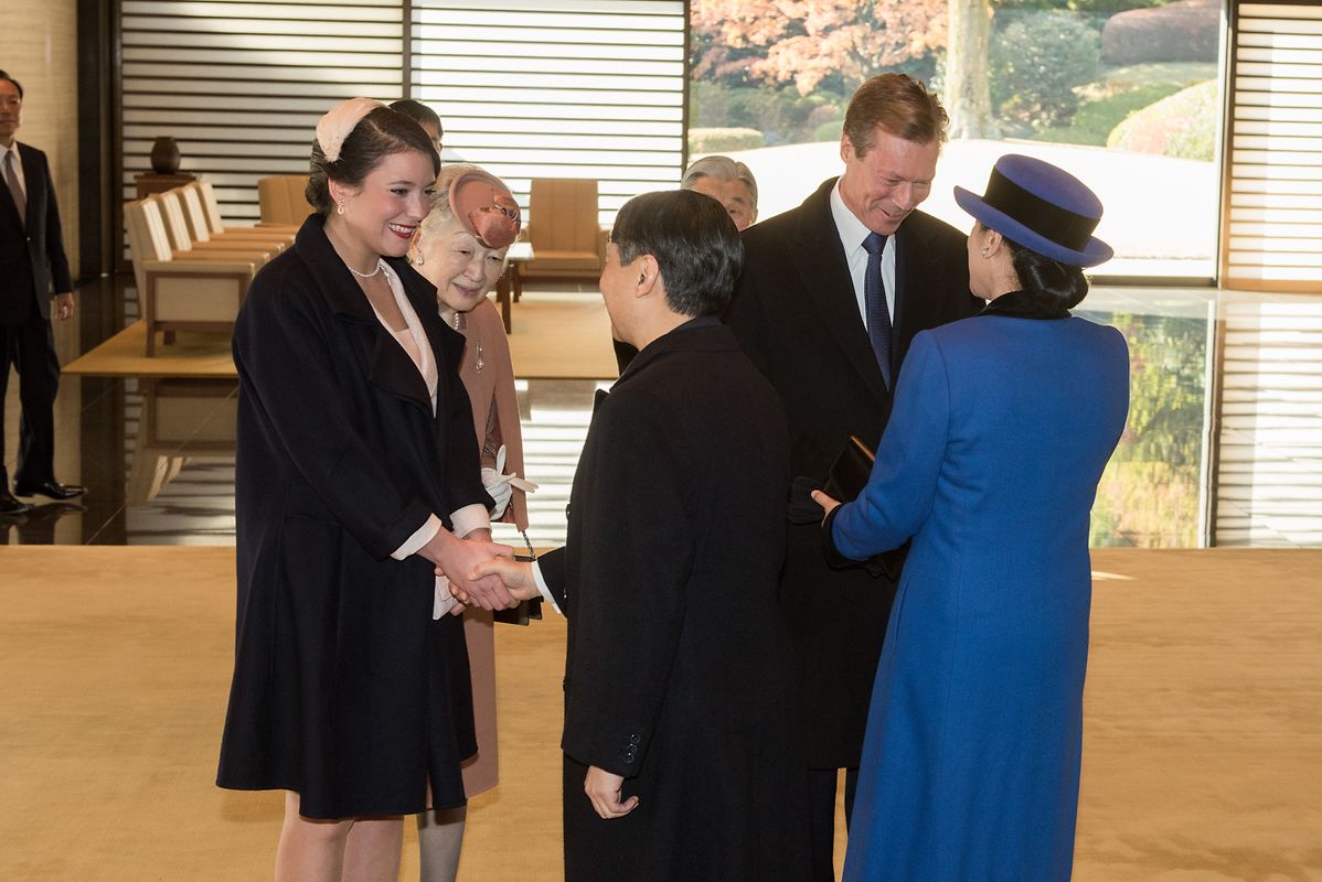 Großherzog Henri und Prinzessin Alexandra werden von Kronprinz Naruhito und Prinzessin Masako empfangen.