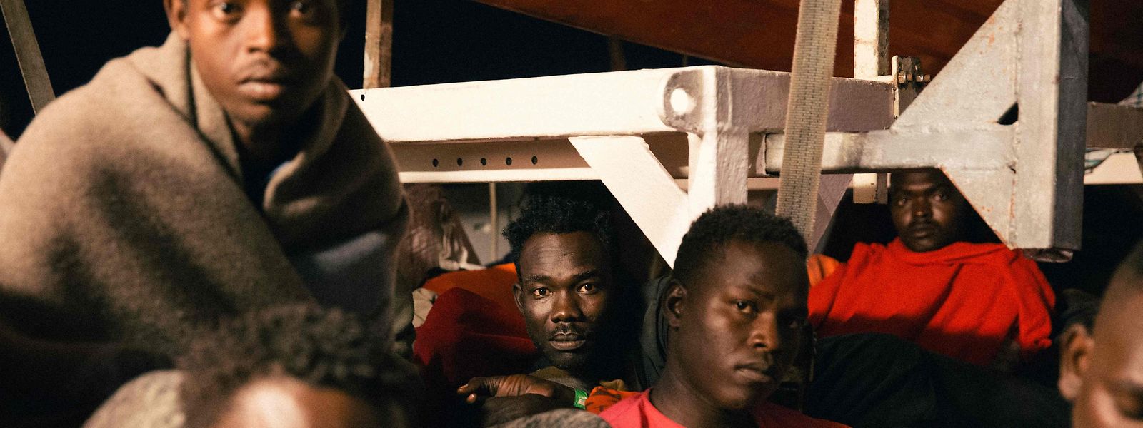 Flüchtlinge auf dem Rettungsschiff "Lifeline" der Hilfsorganisation Mission Lifeline. 