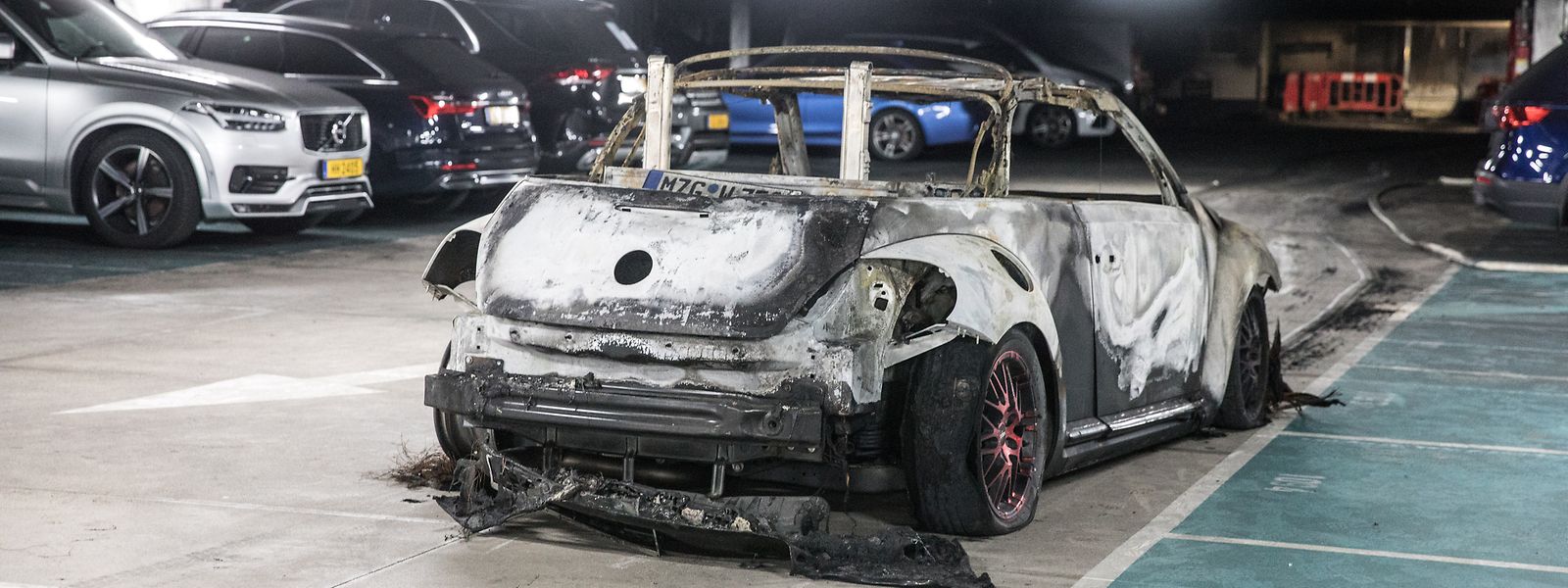 Eines der fünf Fahrzeuge, die bei dem Brand am 9. September völlig zerstört wurden.