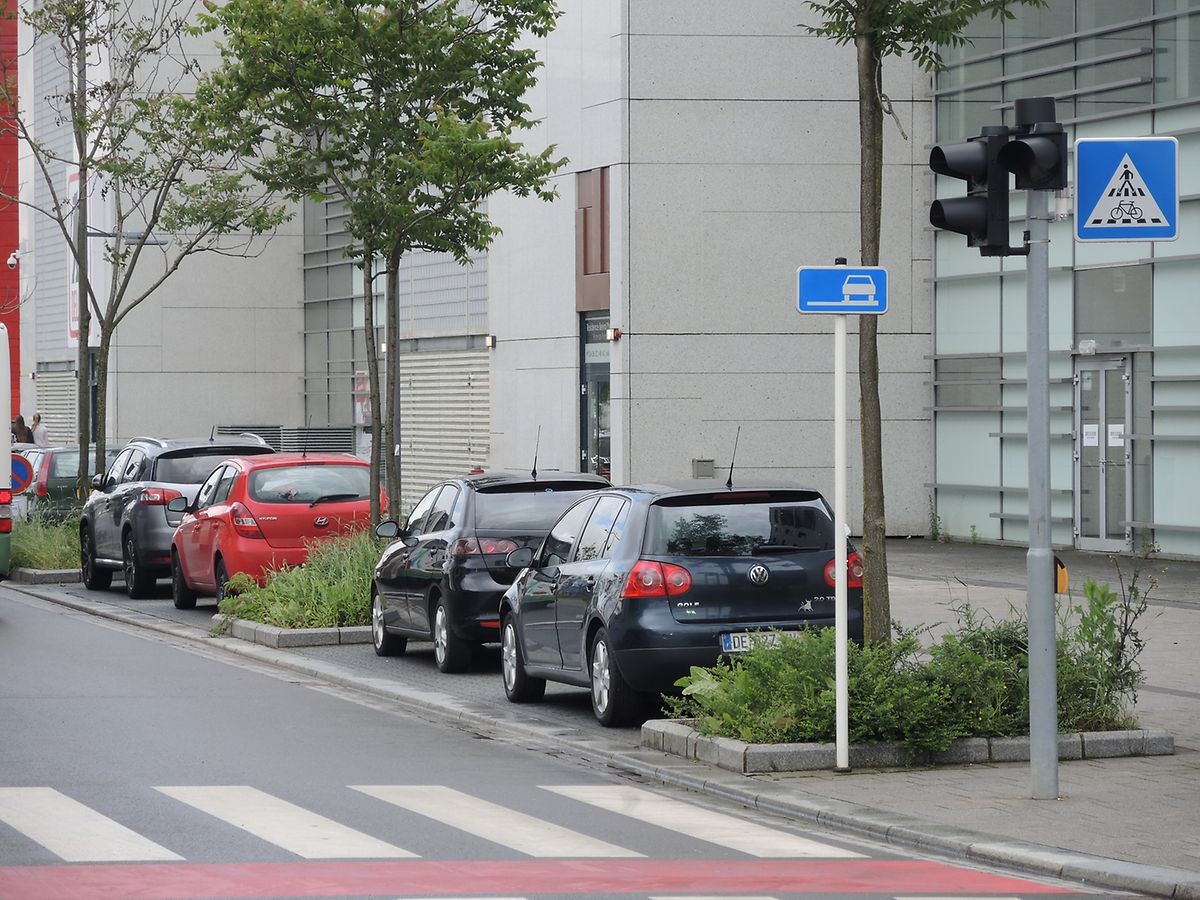 Wenn wie hier an der „Porte de France“ in Belval, ein blaues Schild es erlaubt, dann darf auch, im Einklang mit den Bestimmungen zum Einwohnerparken, auf dem Bürgersteig geparkt werden.