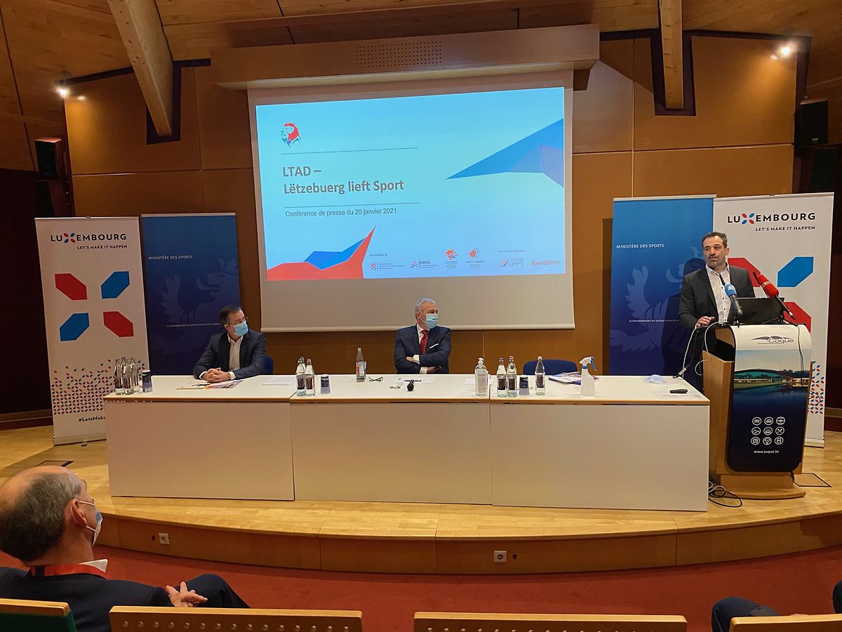 COSL-Präsident André Hoffmann, Sportminister Dan Kersch und ENEPS-Direktor Charles Stelmes (v.l.n.r.) stellten das Konzept "LTAD - Lëtzebuerg lieft Sport" in der Coque vor.