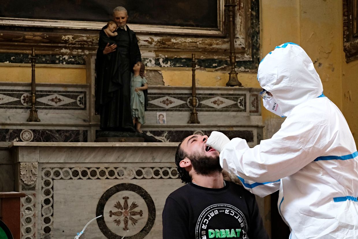 Centro de testes na basílica "San Severo fuori le mura", em Nápoles. 