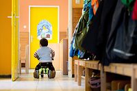 Die strukturellen Aspekte von Betreuungseinrichtungen, wie die Räumlichkeiten oder die Anzahl an Personal, werden regelmäßig von Experten überprüft. Mithilfe der Agents régionaux sichert das Bildungsministerium aber auch die Qualität der angebotenen pädagogischen Arbeit.
