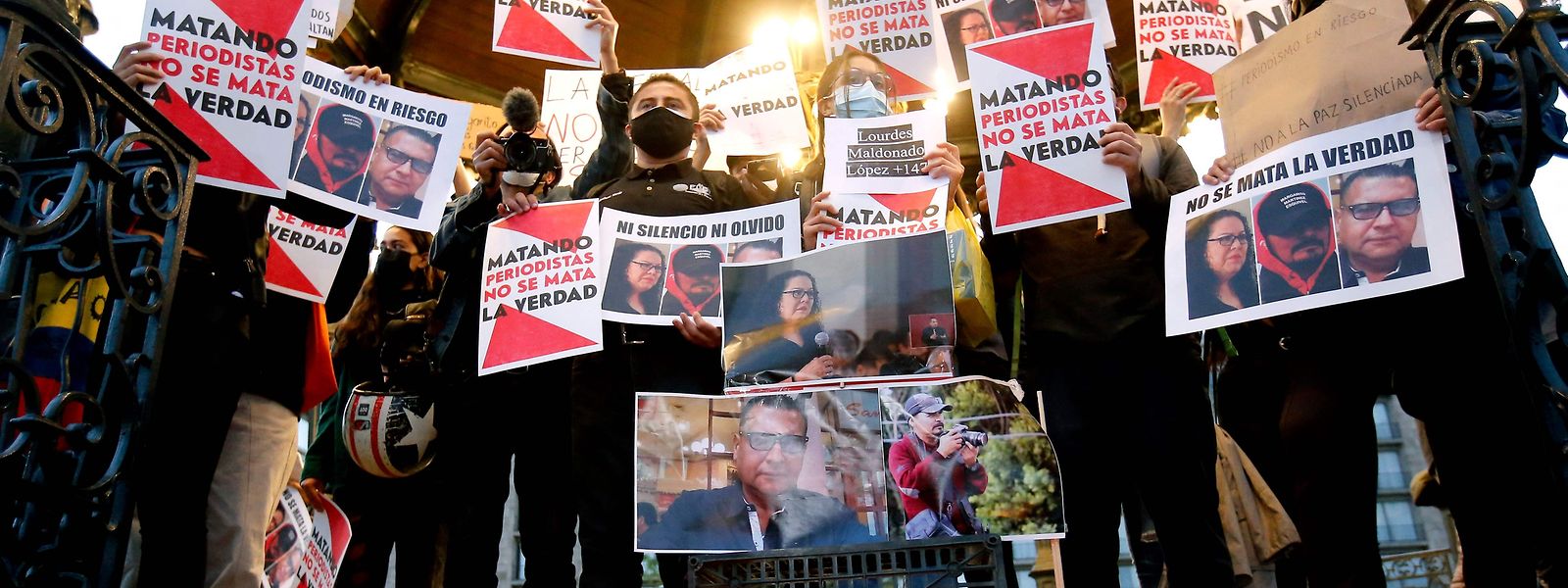 Eine Gruppe von Medienschaffenden hält während einer Demo Plakate mit der Aufschrift "Wer Journalisten tötet, tötet nicht die Wahrheit" hoch.