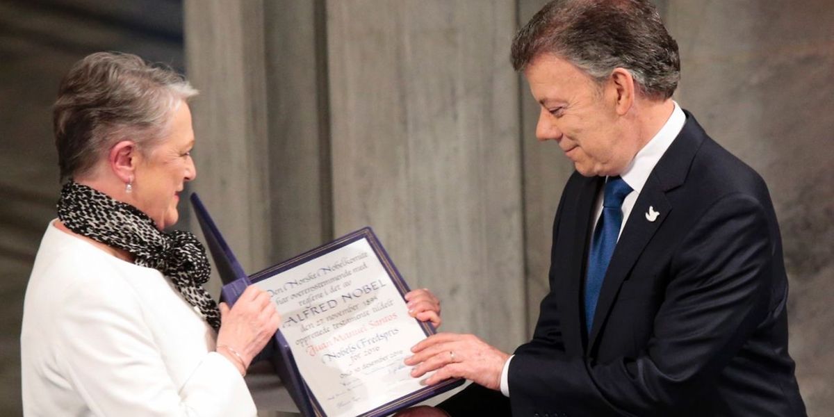 Juan Manuel Santos nimmt den Friedensnobelpreis in Oslo entgegen.