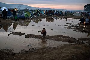 Un camp de fortune à la frontière gréco-macédonienne, mardi.