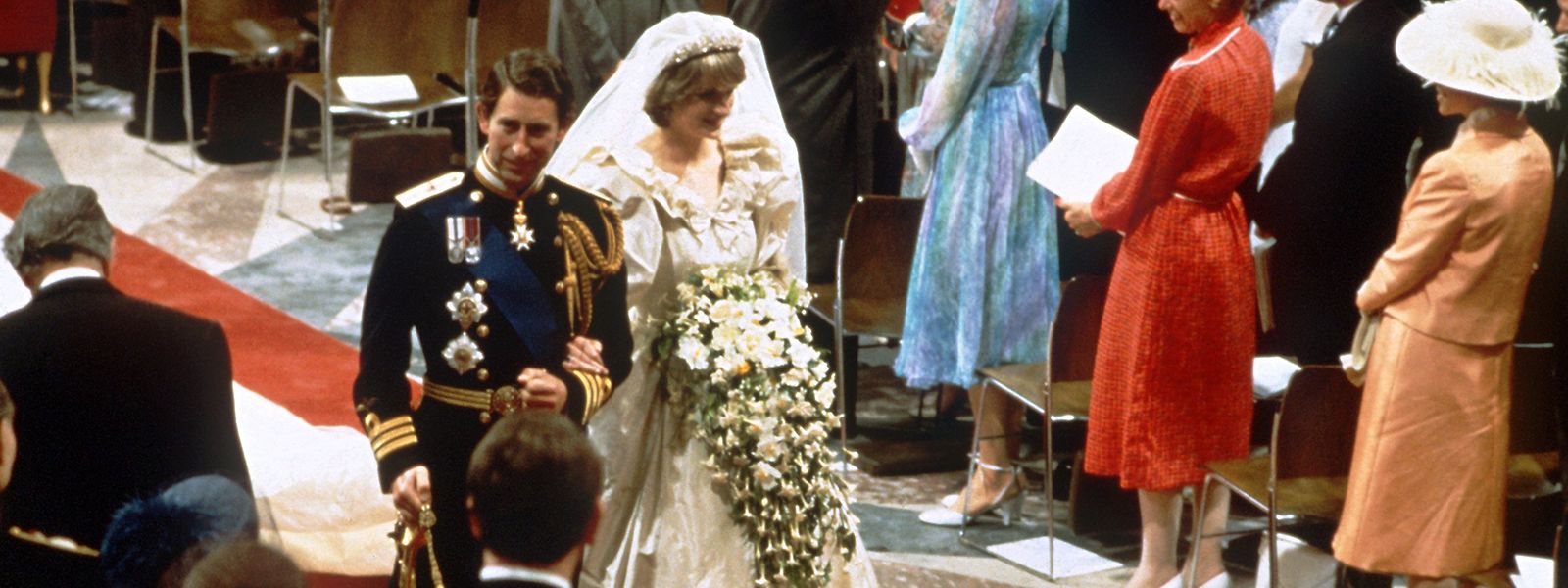 Prinz Charles und Prinzessin Diana verlassen nach der Trauungszeremonie die St.-Pauls-Kathedrale.