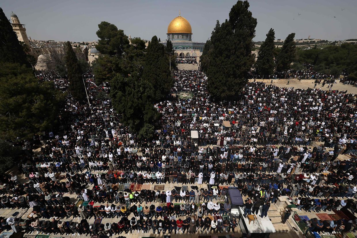 Zehntausende Muslime nahmen am Freitagsgebet in der Al-Aqsa-Moschee in Jerusalem teil.