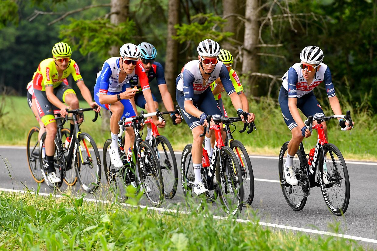 Alex Kirsch (Trek-Segafredo) und sein Teamkollege Michel Ries führen die Spitzengruppe an.