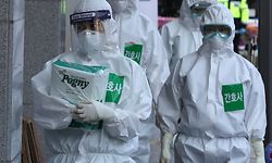 08.04.2020, S�dkorea, Daegu: Mitarbeiter eines Krankenhauses beginnen ihre Schicht. Aus Sorge vor einer Zunahme importierter F�lle von Corona-Infektionen will S�dkorea die Einreisebestimmungen weiter versch�rfen. Foto: -/YNA/dpa +++ dpa-Bildfunk +++