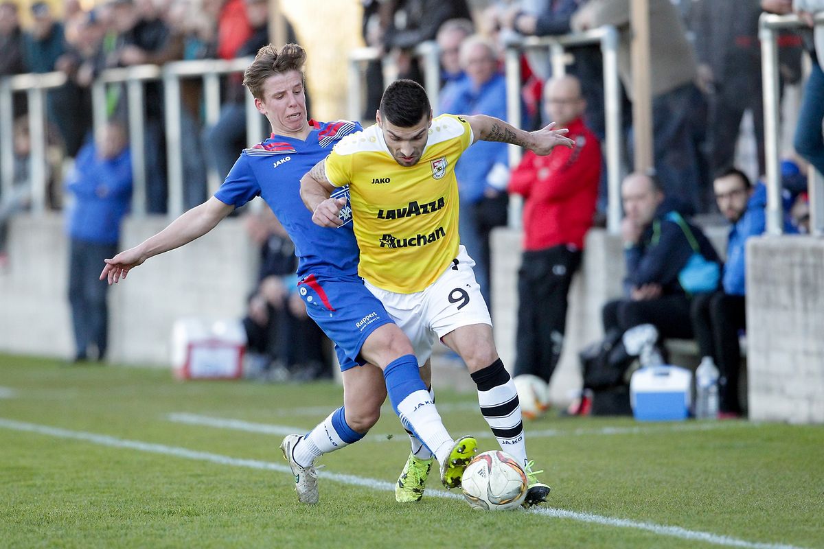 Tim Ewert (de azul, jogador do Käerjé3ng) em luta com Daniel da Mota 

