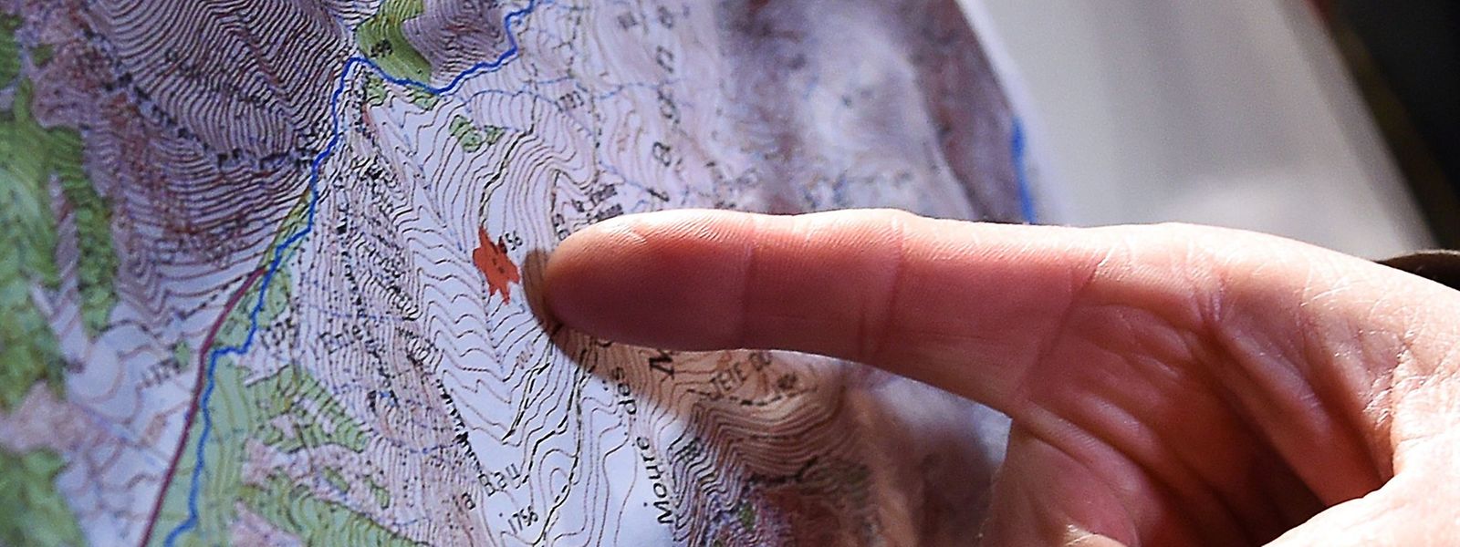 A rescuers points to the plane crash site onto a map, on March 24, 2015 at the Rescue Command Center set up in the southeastern French town of Seyne, near the site where a German Airbus A320 of the low-cost carrier Germanwings crashed, killing all 150 people on board. The jet had taken off from Barcelona in Spain and was headed for Duesseldorf in Germany.   AFP PHOTO / BORIS HORVAT