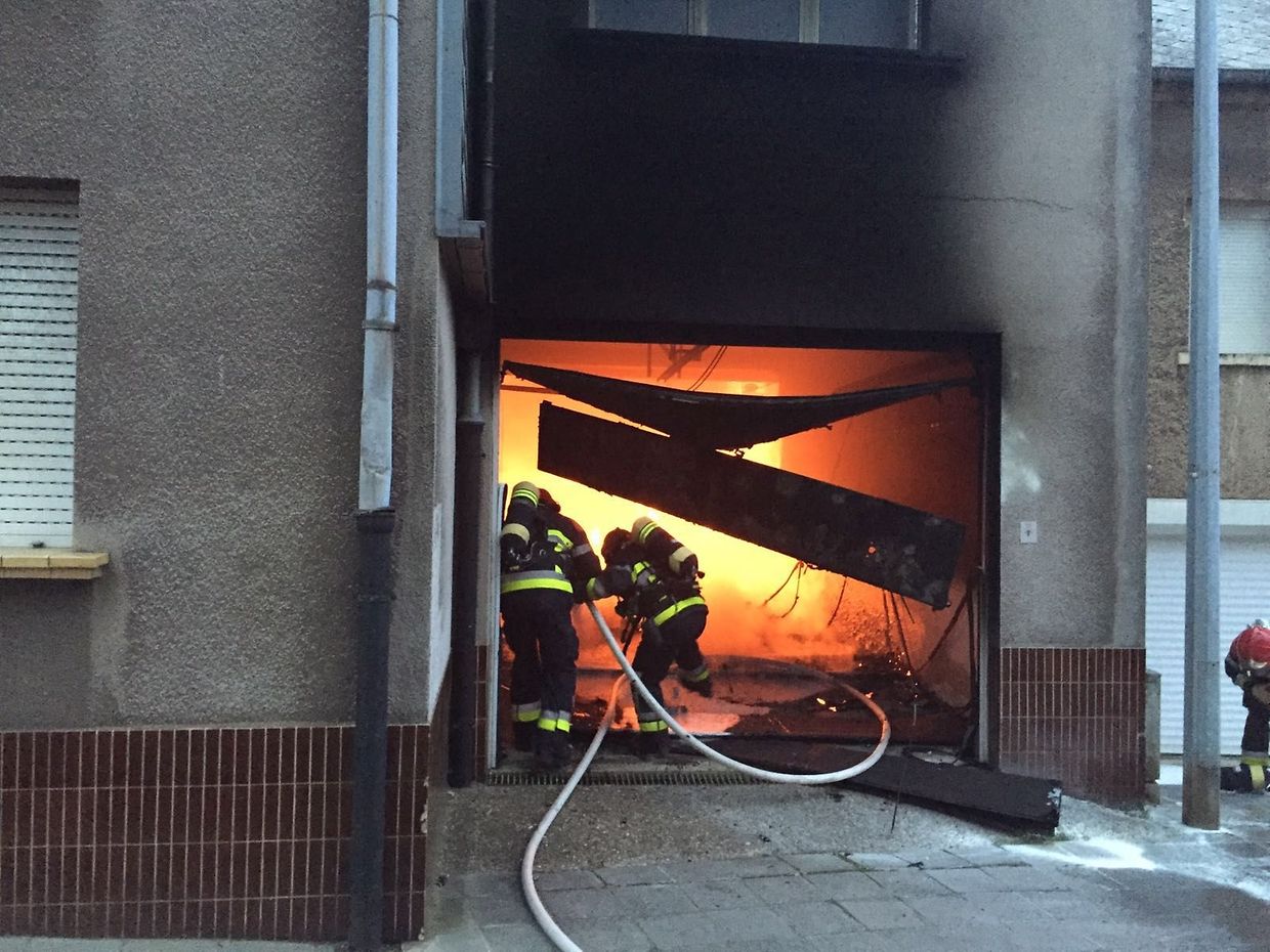 Das Feuer war in einer Garage ausgebrochen.