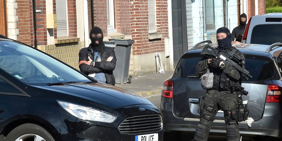 Quatre des suspects ont été arrêtés lors d'une série de perquisitions à Anderlecht, commune populaire de l'agglomération bruxelloise.