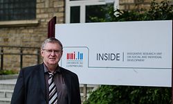 Der Soziologe Helmut Willems unterstreicht die Wichtigkeit von Ausstiegsprogrammen, um vor allem jungen radikalisierten Menschen einen Wiedereinstieg in die Gesellschaft zu erlauben.