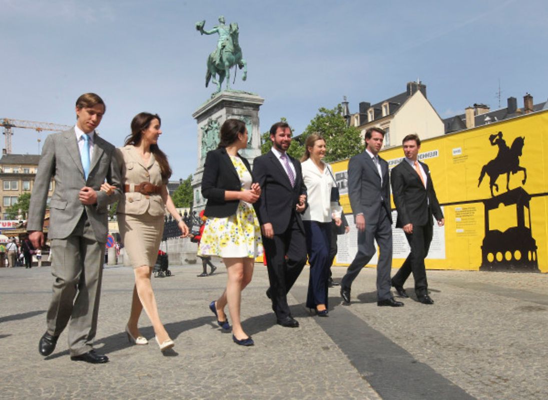 Die großherzogliche Familie gut gelaunt bei der Rückkehr aus dem Wahlbüro.
