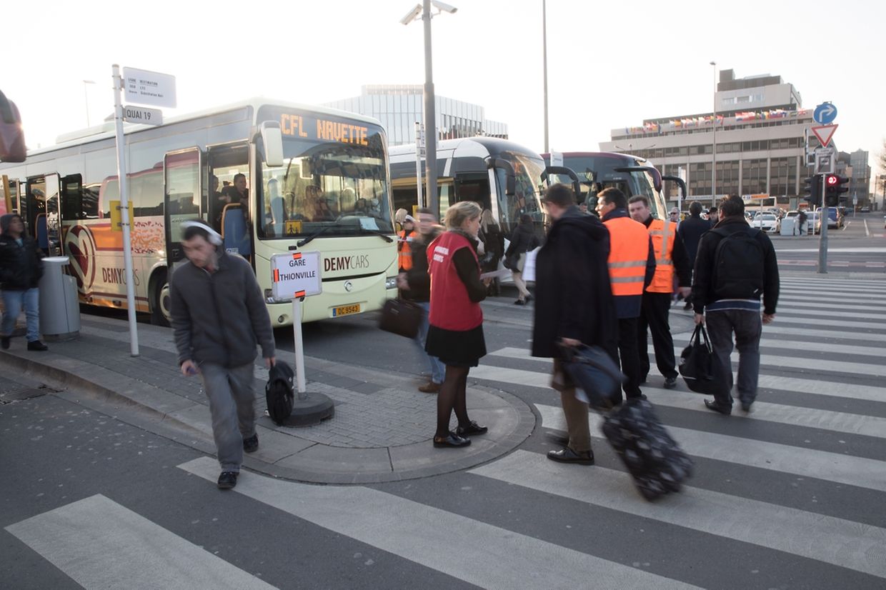 Les frontaliers tentent de trouver un moyen pour rentrer chez eux mardi soir.