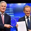 EU-Chef-Unterhändler Michel Barnier (l.) bei der Übergabe des Entwurfs an EU-Ratspräsident Donald Tusk.