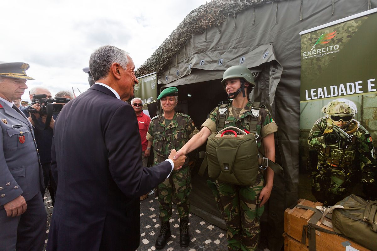 O Presidente da República, Marcelo Rebelo de Sousa (2E) nas comemorações do Dia de Portugal, de Camões e das Comunidades Portuguesas, nas Portas do Mar, Ponta Delgada, Açores, 9 de junho de 2018. ANTÓNIO ARAÚJO/LUSA