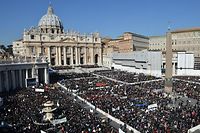 Tausende Pilger aus der ganzen Welt stehen am 27. Februar im Vatikan zur Generalaudienz auf dem Petersplatz.
