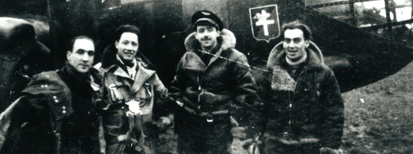 Jean-Bernard Ney (2e à partir de droite) était le premier navigateur d'un escadron d'aviation dont la mission était de protéger le parachutage des Alliés en créant un brouillard sur le secteur d'Omaha Beach.