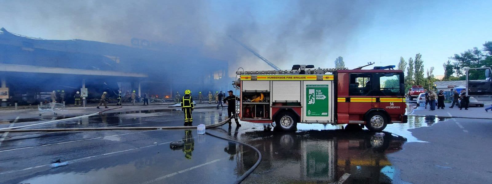 Imagem divulgada pelo Serviço de Emergência do Estado da Ucrânia a 27 de junho de 2022 mostra os bombeiros a apagar o fogo no centro comercial.
