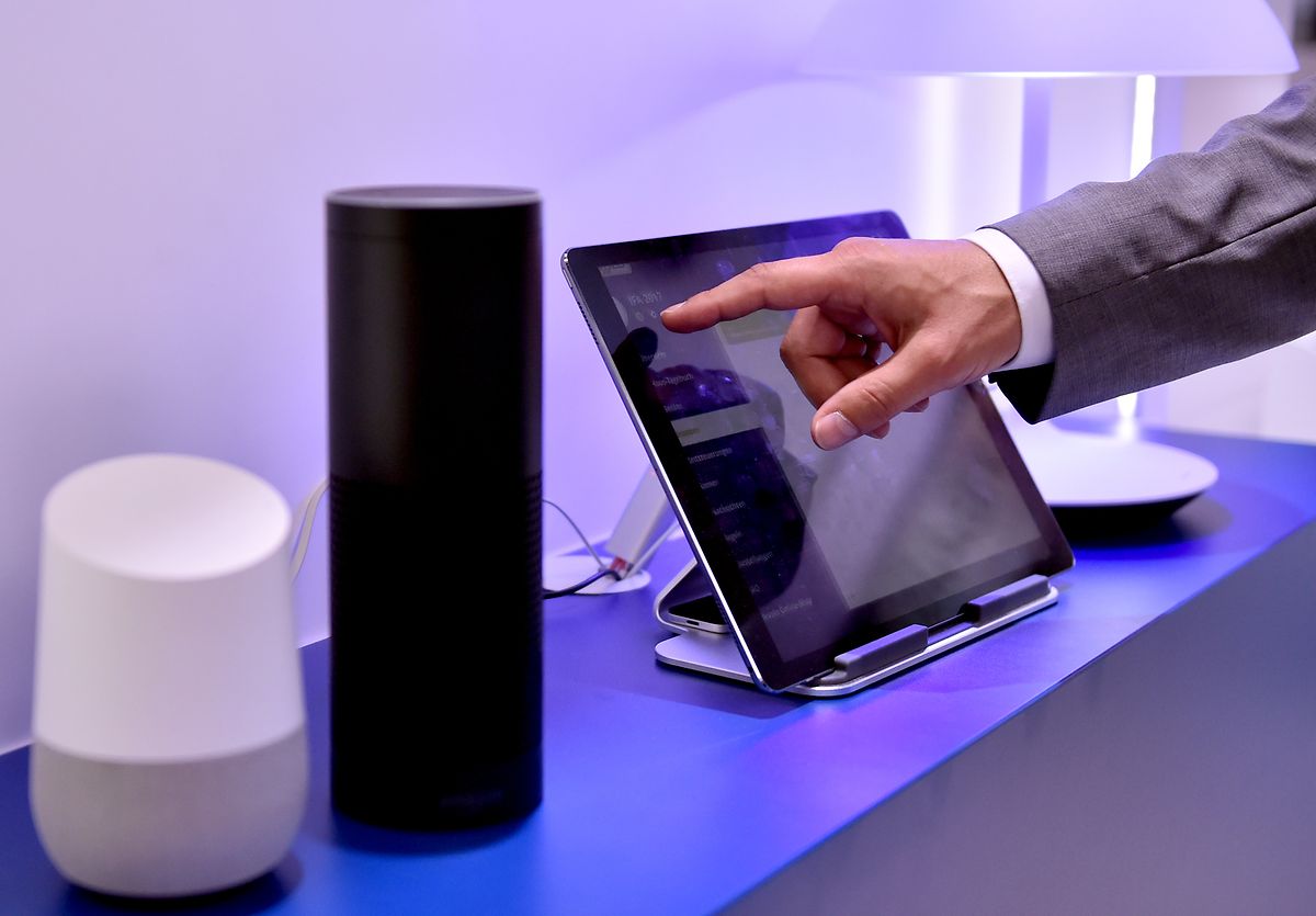 Die Lautsprecher Google Assistant und Amazon Echo, ausgestattet mit der Sprachassistentin Alexa.