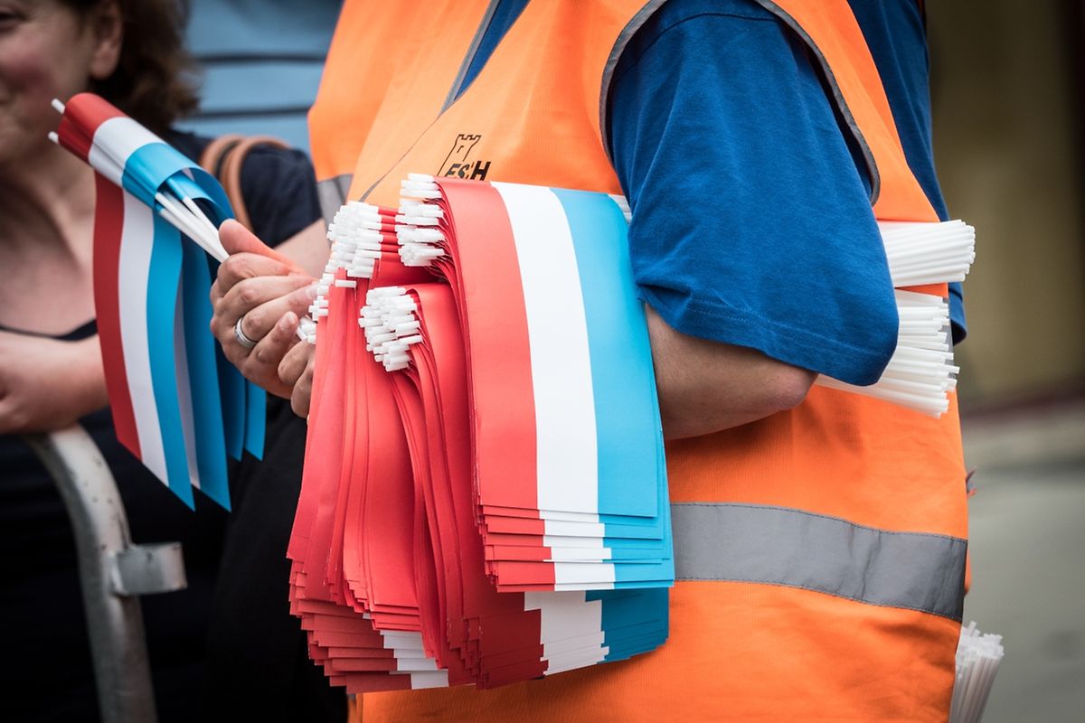 Währenddessen wurden noch schnell kleine Fähnchen verteilt.