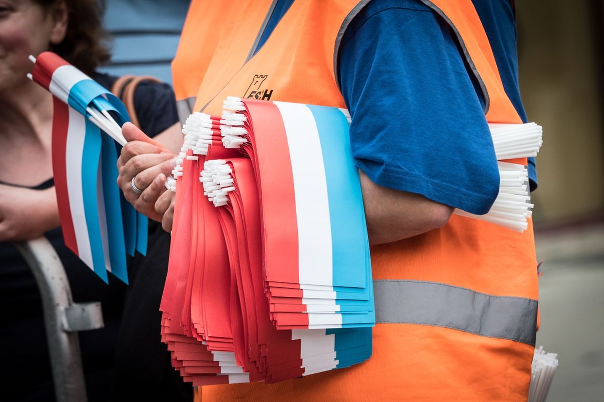 Währenddessen wurden noch schnell kleine Fähnchen verteilt.