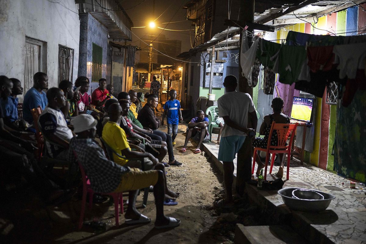 Viele Fans von Kamerun verfolgten das Spiel an auf den Straßen aufgestellten Bildschirmen und entgingen so der Stadionkatastrophe.