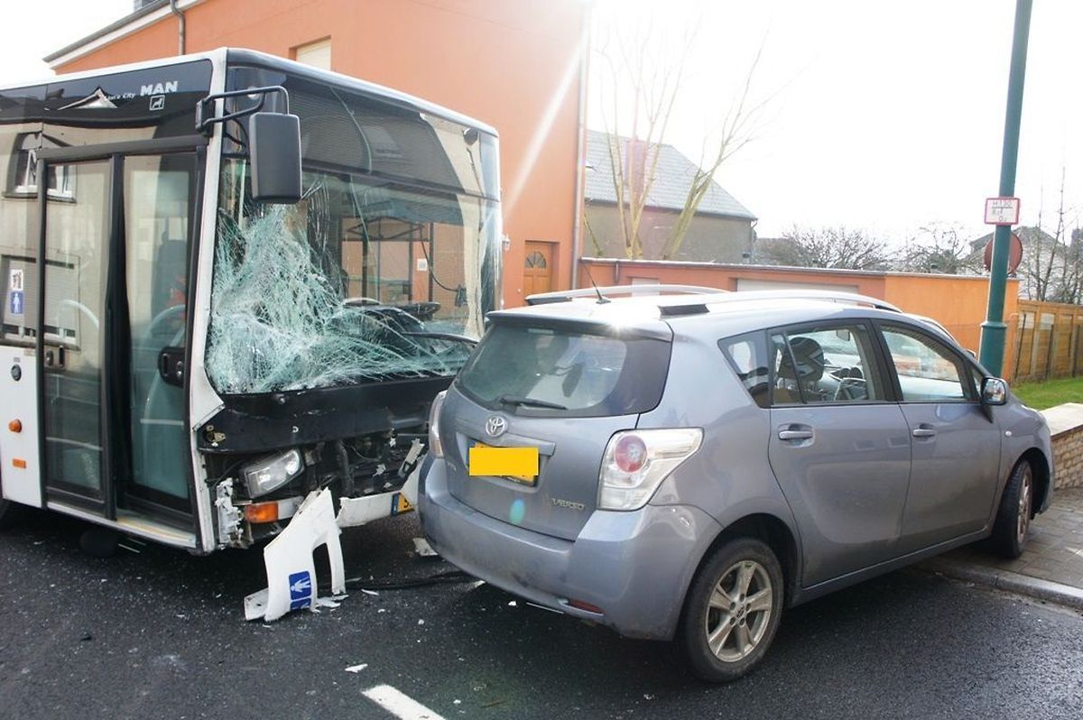 Le choc a été violent entre le bus, dont le parebrise a volé en éclats, et la voiture.